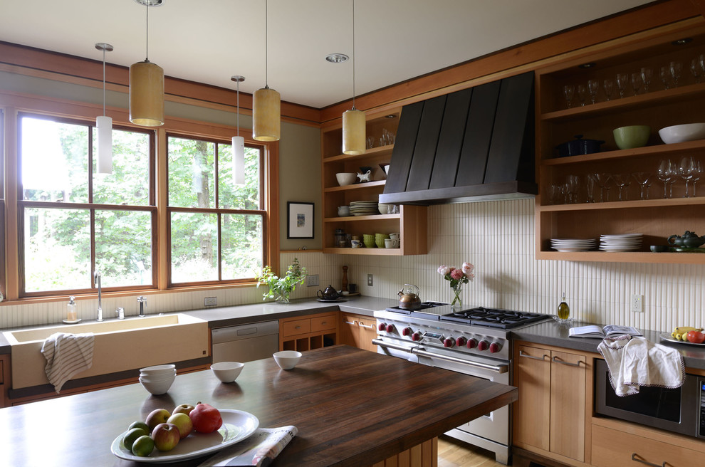 ポートランドにあるコンテンポラリースタイルのおしゃれなキッチン (シルバーの調理設備、シングルシンク、クオーツストーンカウンター、オープンシェルフ、中間色木目調キャビネット) の写真
