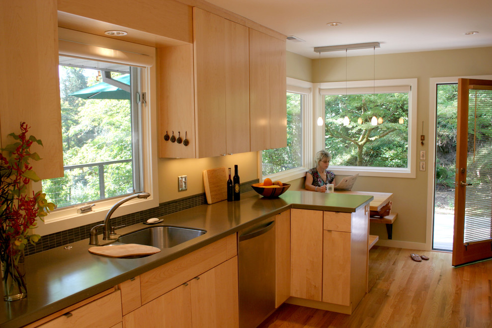 Exempel på ett modernt kök, med en undermonterad diskho, släta luckor, skåp i ljust trä, bänkskiva i koppar, grått stänkskydd, stänkskydd i stickkakel och rostfria vitvaror