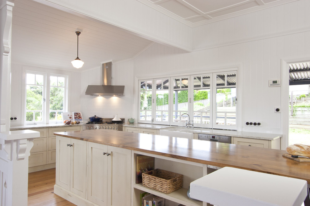 Стильный дизайн: кухня в классическом стиле с деревянной столешницей - последний тренд