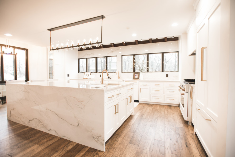 Immagine di un cucina con isola centrale minimalista con top in quarzite, paraspruzzi bianco, paraspruzzi in lastra di pietra e top bianco
