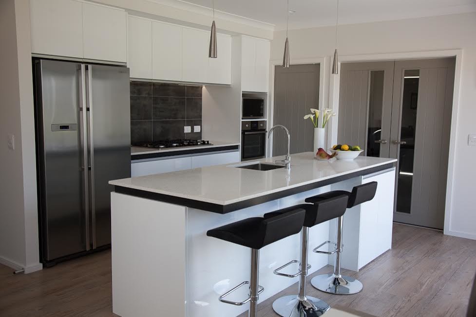 Zweizeilige, Mittelgroße Moderne Wohnküche mit Unterbauwaschbecken, Granit-Arbeitsplatte und Kücheninsel in Wellington
