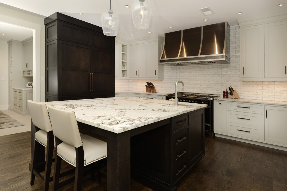 Inredning av ett klassiskt avskilt, stort vit vitt u-kök, med en rustik diskho, luckor med infälld panel, skåp i mörkt trä, bänkskiva i kvarts, vitt stänkskydd, stänkskydd i marmor, integrerade vitvaror, mörkt trägolv, en köksö och brunt golv