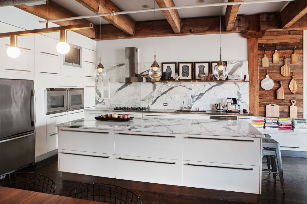 Foto på ett funkis flerfärgad kök och matrum, med släta luckor, vita skåp, rostfria vitvaror, mörkt trägolv, en köksö, brunt golv, en integrerad diskho och bänkskiva i kvartsit