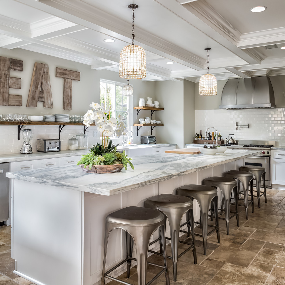 Offene Mediterrane Küche in U-Form mit Marmor-Arbeitsplatte, Küchenrückwand in Weiß, Rückwand aus Keramikfliesen, Küchengeräten aus Edelstahl und Kücheninsel in San Diego