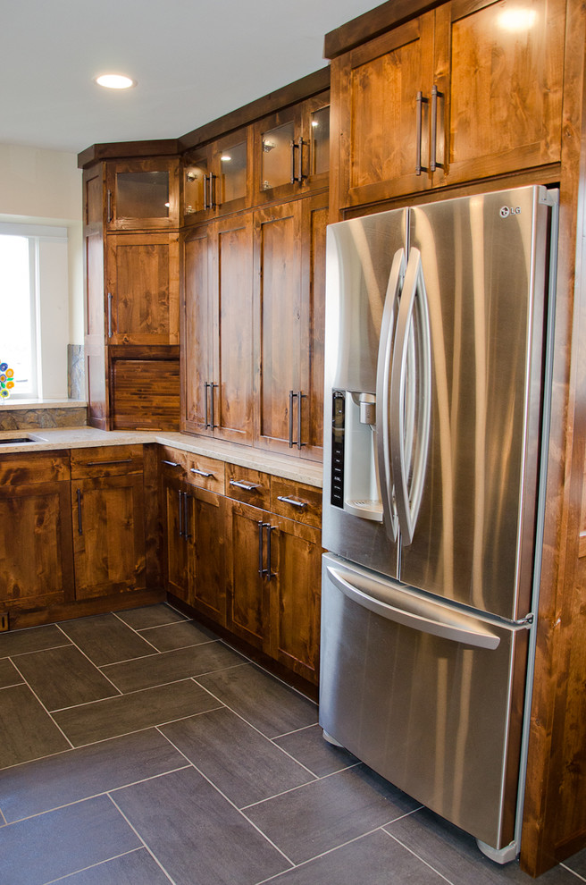 Bild på ett mellanstort rustikt kök, med en undermonterad diskho, skåp i shakerstil, skåp i mellenmörkt trä, bänkskiva i kvarts, flerfärgad stänkskydd, stänkskydd i mosaik, rostfria vitvaror, klinkergolv i porslin och en köksö