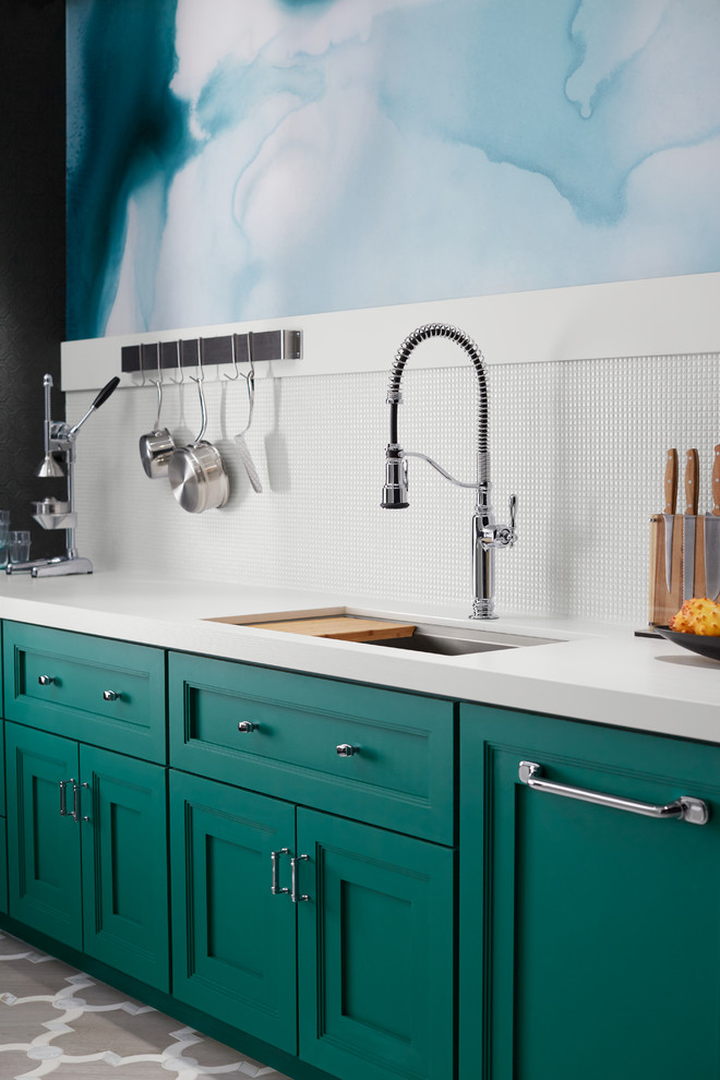 Diseño de cocina industrial con encimera de granito, salpicadero blanco, salpicadero de azulejos tipo metro, fregadero bajoencimera y puertas de armario verdes