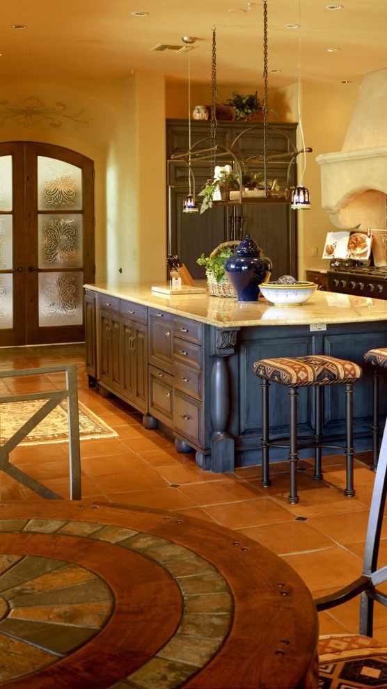 フェニックスにあるサンタフェスタイルのおしゃれなキッチン (アンダーカウンターシンク、インセット扉のキャビネット、緑のキャビネット、大理石カウンター、ベージュキッチンパネル、セラミックタイルのキッチンパネル、黒い調理設備、スレートの床) の写真