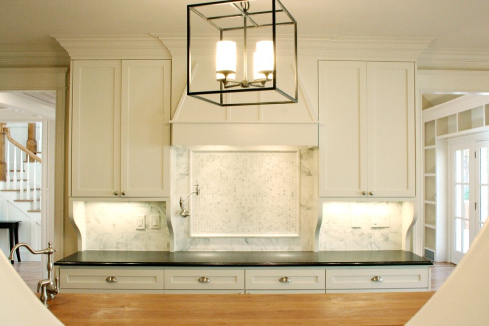 Example of a classic kitchen design in Atlanta