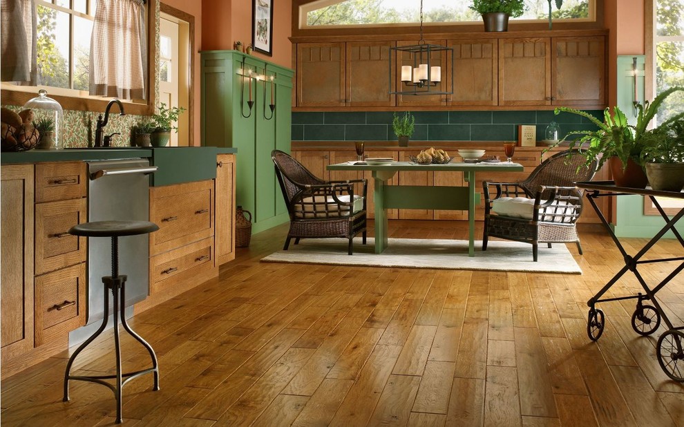 Пример оригинального дизайна: угловая кухня среднего размера в классическом стиле с обеденным столом, фасадами в стиле шейкер, фасадами цвета дерева среднего тона, зеленым фартуком, темным паркетным полом и коричневым полом