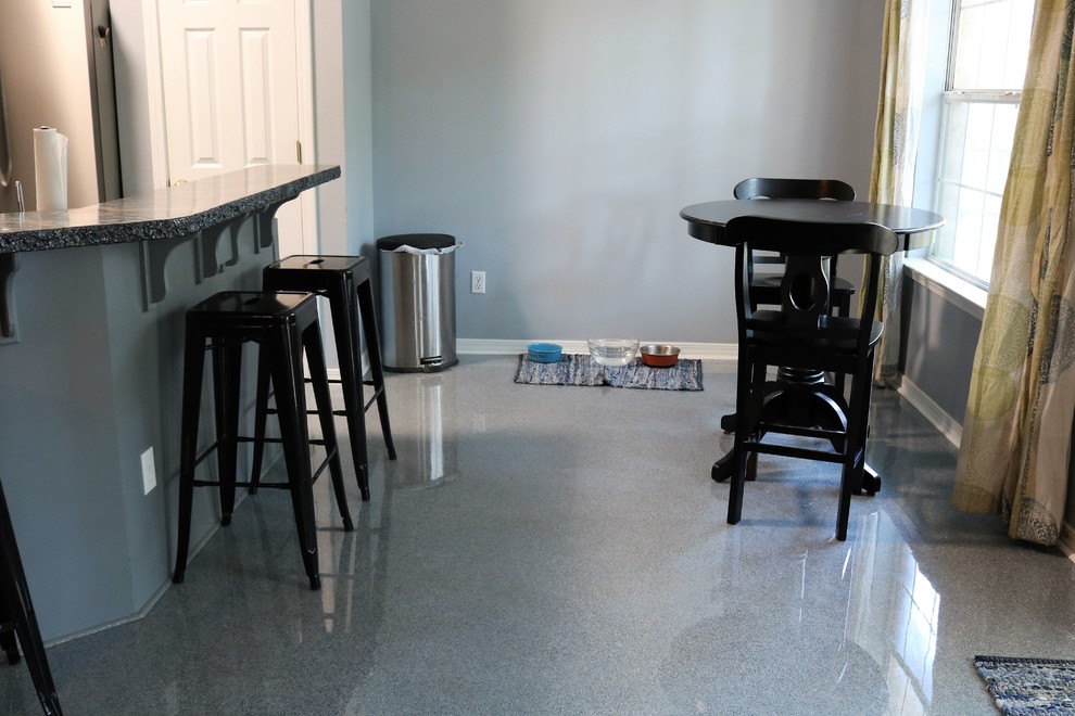 На фото: кухня среднего размера в стиле неоклассика (современная классика) с бетонным полом и синим полом с