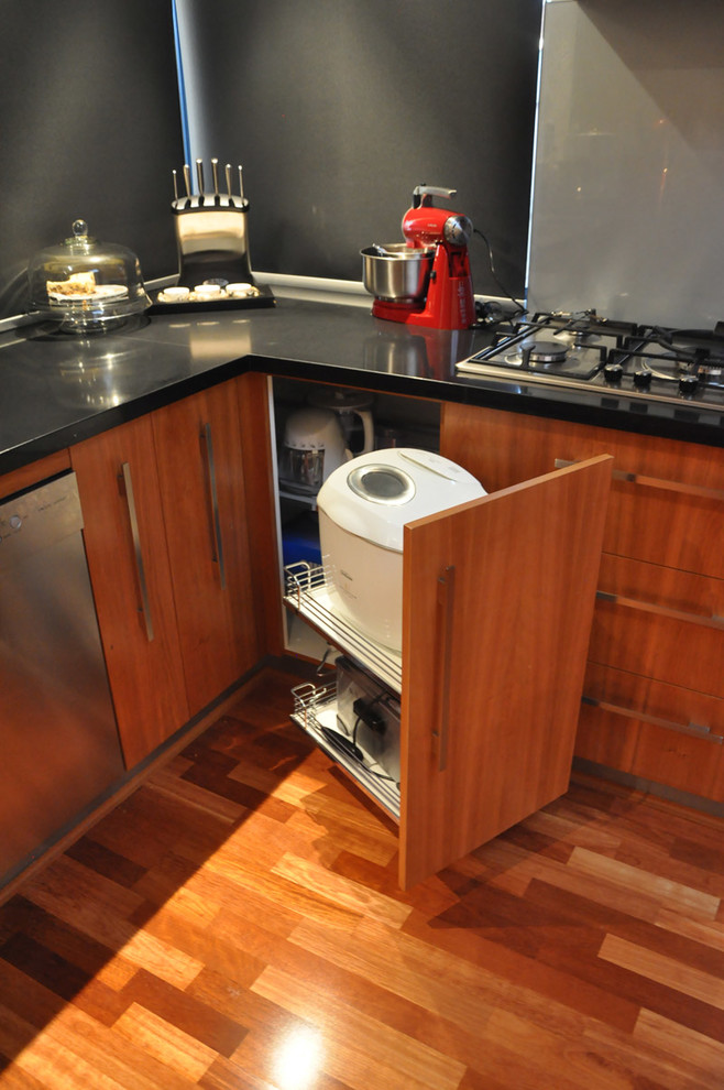 Exemple d'une arrière-cuisine moderne en U et bois brun de taille moyenne avec un évier 2 bacs, un plan de travail en quartz modifié, une crédence métallisée, une crédence en feuille de verre, un électroménager en acier inoxydable et une péninsule.