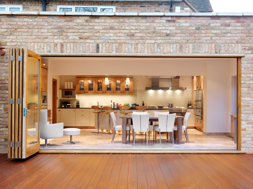 Große Moderne Küche mit Quarzit-Arbeitsplatte, Küchenrückwand in Weiß, Küchengeräten aus Edelstahl und Travertin in London