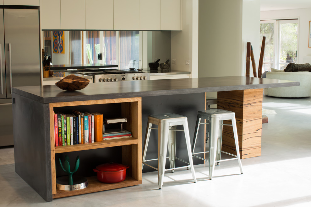 Immagine di una cucina design di medie dimensioni con top in cemento e top nero