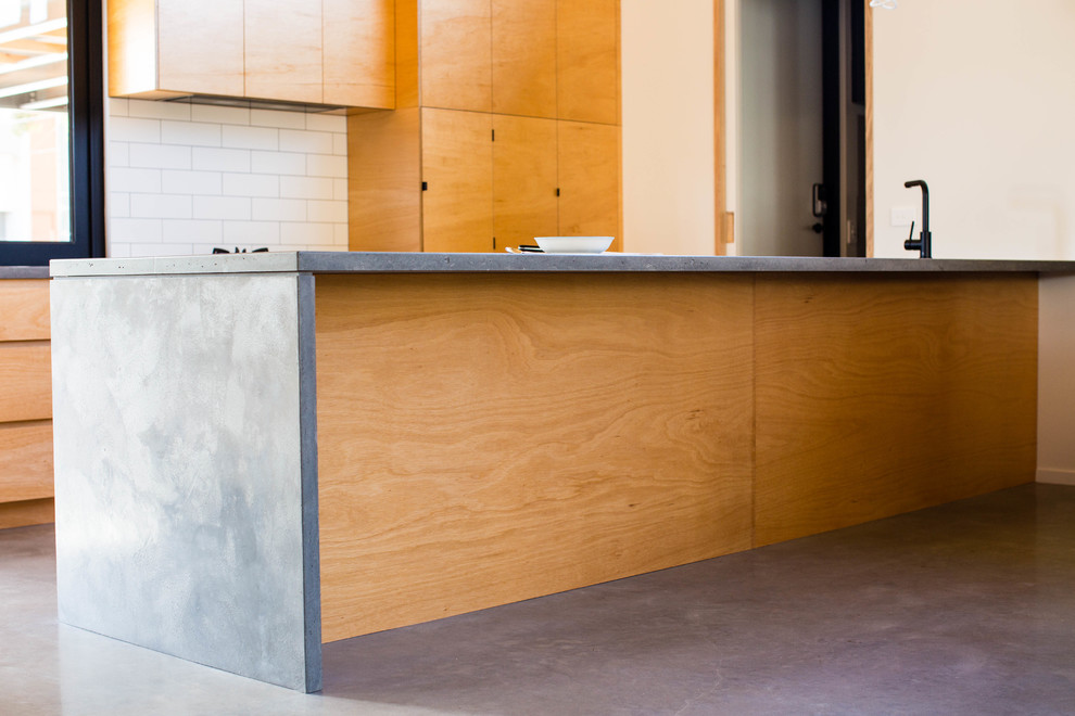 Ispirazione per una cucina contemporanea di medie dimensioni con top in cemento, paraspruzzi grigio, top grigio e ante in legno scuro