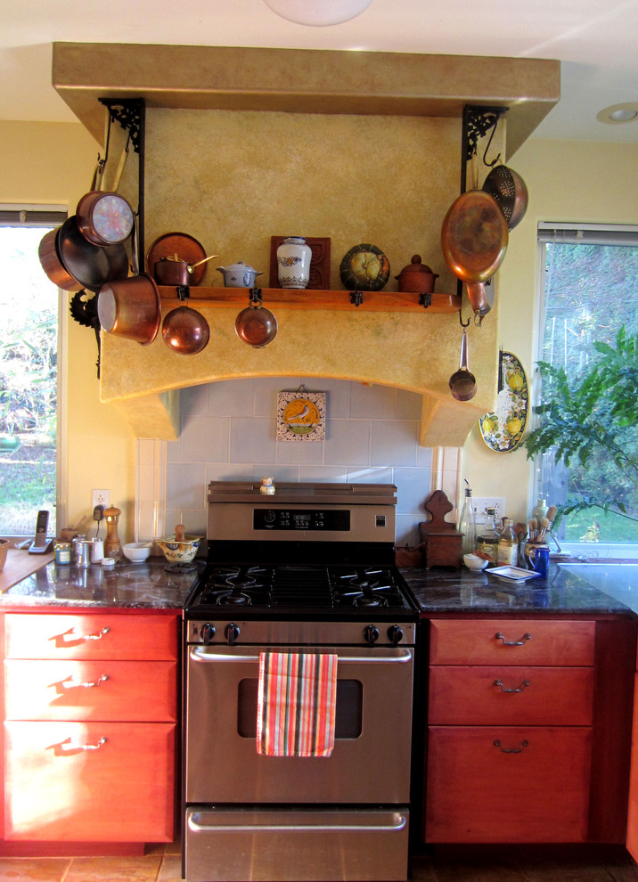 ポートランドにあるエクレクティックスタイルのおしゃれなキッチンの写真