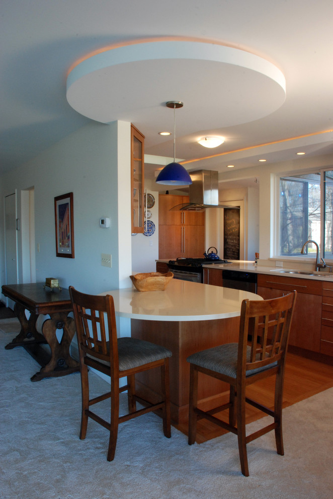 Пример оригинального дизайна: кухня в современном стиле с фасадами цвета дерева среднего тона, столешницей из кварцита и паркетным полом среднего тона