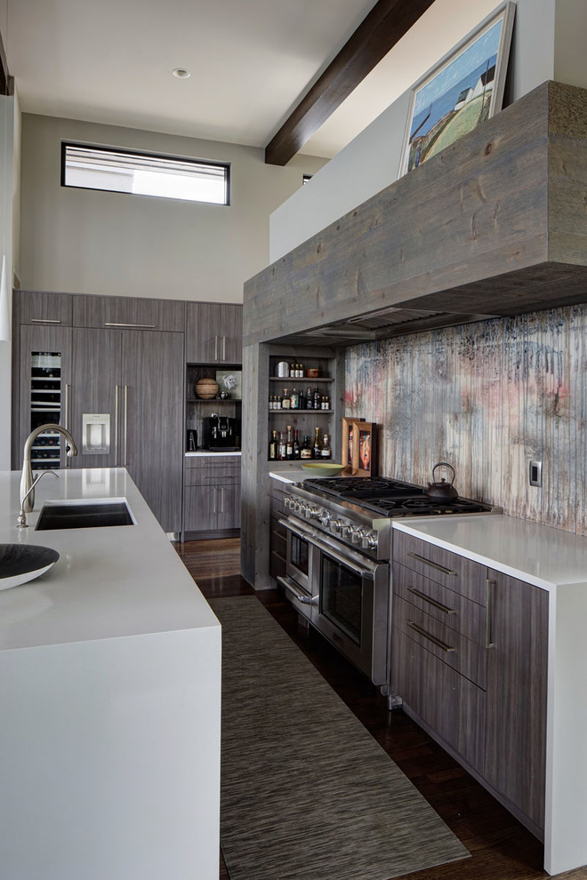 Moderne Wohnküche mit grauen Schränken, Küchenrückwand in Grau, dunklem Holzboden und Kücheninsel in Indianapolis