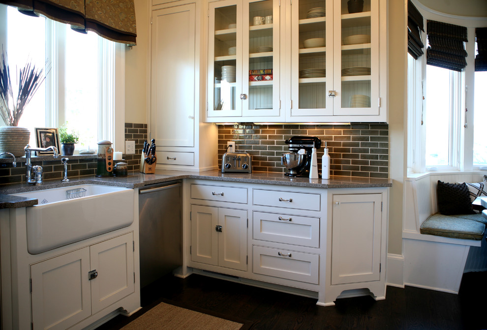 Foto de cocina clásica con armarios con rebordes decorativos, fregadero sobremueble, puertas de armario blancas, encimera de granito, salpicadero marrón y salpicadero de azulejos tipo metro