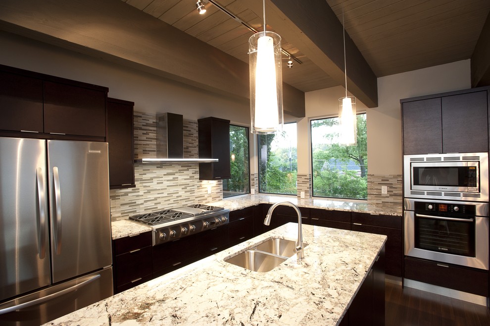 Idée de décoration pour une cuisine minimaliste avec un électroménager en acier inoxydable et un plan de travail en granite.
