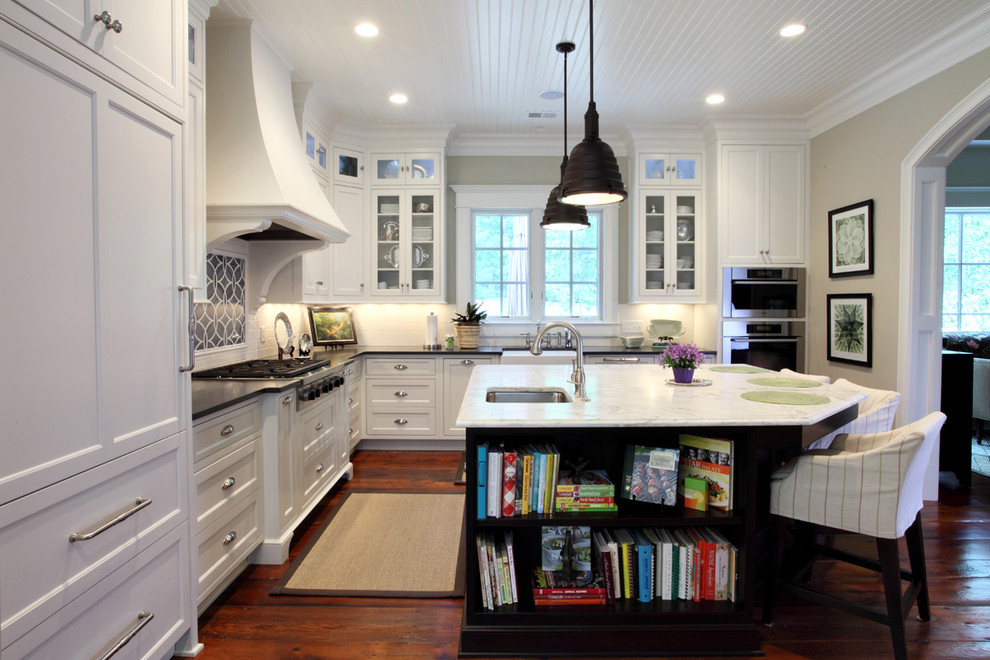 Moderne Küche in L-Form mit Unterbauwaschbecken, Kassettenfronten, weißen Schränken, Küchenrückwand in Weiß und Elektrogeräten mit Frontblende in Atlanta