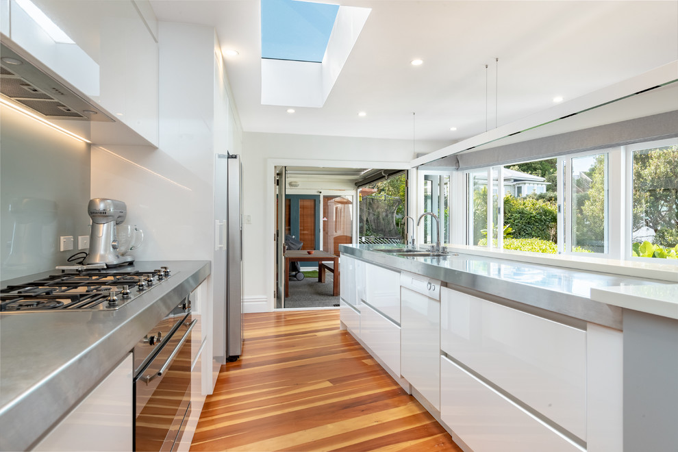 Photo of a modern kitchen in Wellington.