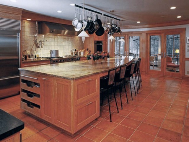 Idéer för ett mellanstort klassiskt kök, med en nedsänkt diskho, luckor med upphöjd panel, skåp i mellenmörkt trä, granitbänkskiva, flerfärgad stänkskydd, stänkskydd i stenkakel, rostfria vitvaror, klinkergolv i terrakotta och en köksö