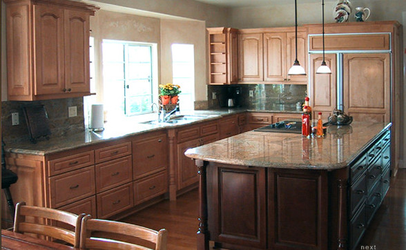 Bild på ett mellanstort vintage kök, med en dubbel diskho, luckor med upphöjd panel, skåp i mellenmörkt trä, granitbänkskiva, beige stänkskydd, stänkskydd i keramik, rostfria vitvaror, mellanmörkt trägolv, en köksö och brunt golv
