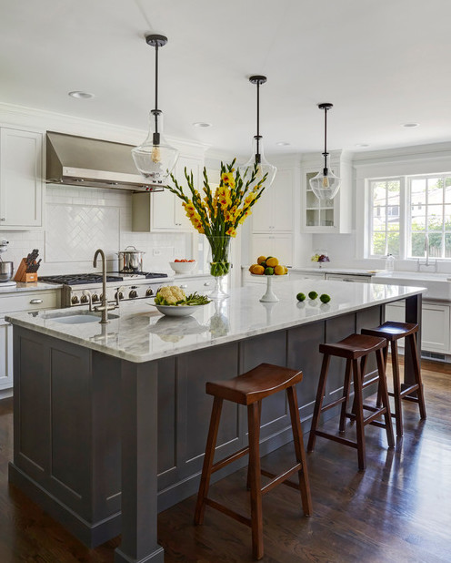 Bild på ett avskilt, mellanstort funkis u-kök, med en rustik diskho, skåp i shakerstil, vita skåp, marmorbänkskiva, vitt stänkskydd, stänkskydd i porslinskakel, rostfria vitvaror, mellanmörkt trägolv och en köksö