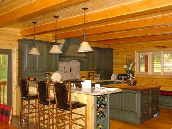 Immagine di un cucina con isola centrale stile americano con ante verdi, top in marmo, paraspruzzi beige, elettrodomestici in acciaio inossidabile e pavimento in legno massello medio