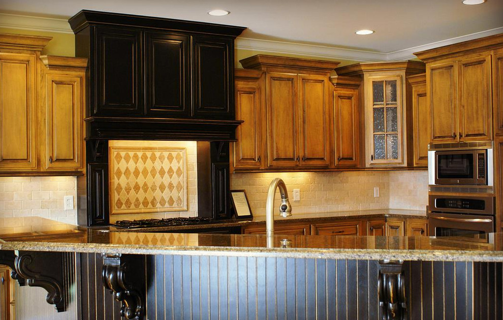 Moderne Küche mit Granit-Arbeitsplatte und Küchenrückwand in Beige in Nashville