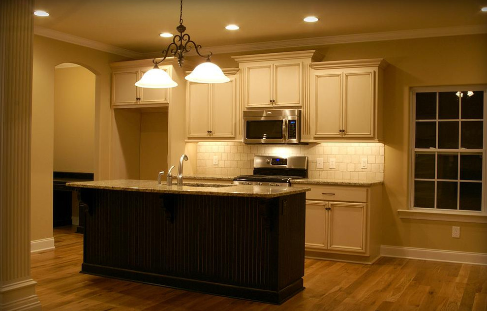 Cette photo montre une cuisine tendance avec un plan de travail en granite et une crédence beige.