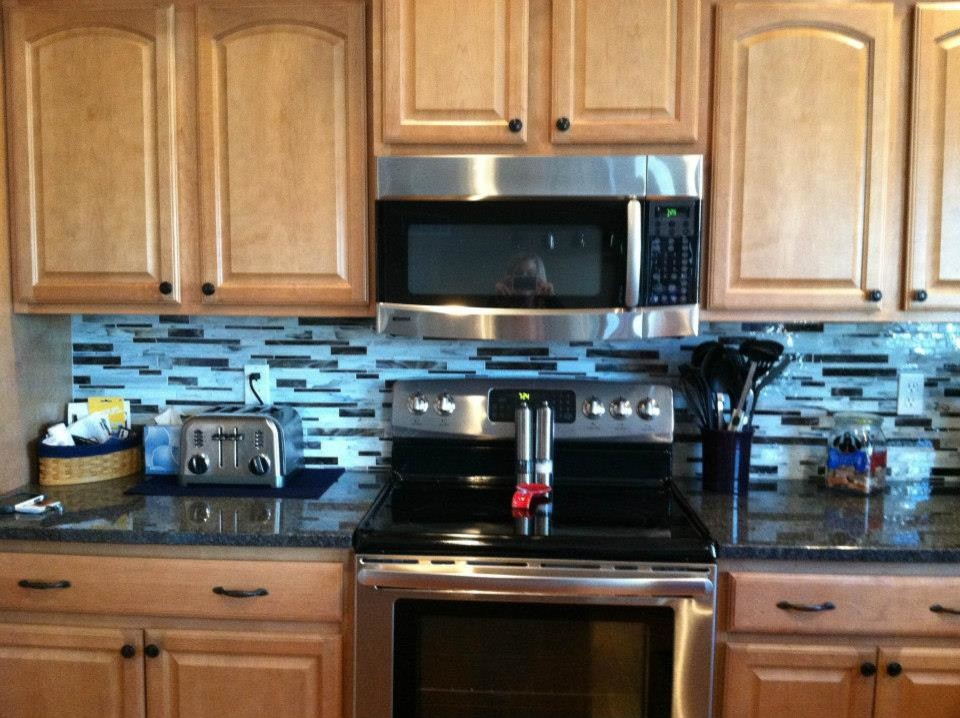 Foto di una cucina classica con ante in legno chiaro, top in granito, paraspruzzi multicolore, paraspruzzi con piastrelle a listelli e nessuna isola