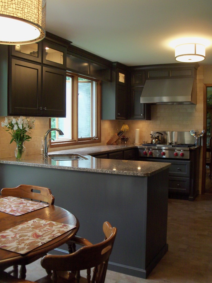 Idéer för ett avskilt, mellanstort klassiskt grå u-kök, med en dubbel diskho, skåp i shakerstil, skåp i mörkt trä, granitbänkskiva, beige stänkskydd, stänkskydd i stenkakel, rostfria vitvaror, marmorgolv, en halv köksö och brunt golv