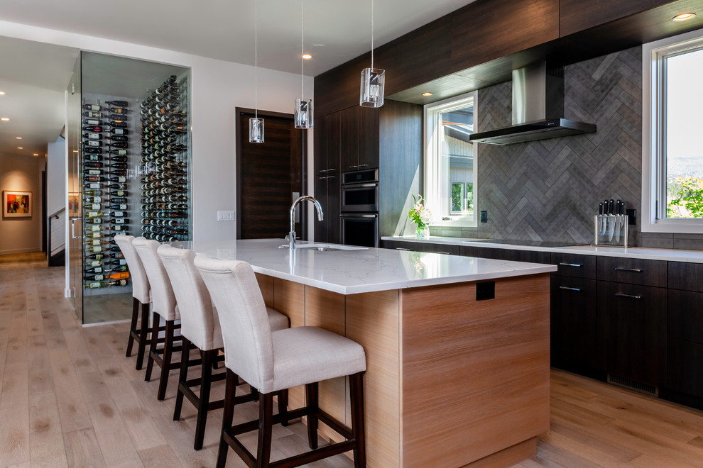 Einzeilige, Mittelgroße Moderne Wohnküche mit dunklen Holzschränken, Küchenrückwand in Weiß, Rückwand aus Metrofliesen, Kücheninsel und weißer Arbeitsplatte in Sonstige