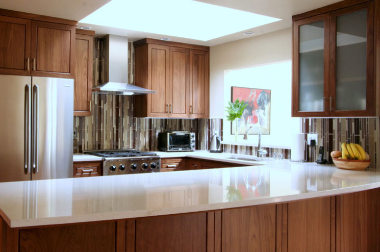 Esempio di una cucina moderna di medie dimensioni con lavello sottopiano, ante in stile shaker, ante in legno scuro, top in quarzo composito, paraspruzzi marrone, elettrodomestici in acciaio inossidabile, pavimento in legno massello medio e penisola