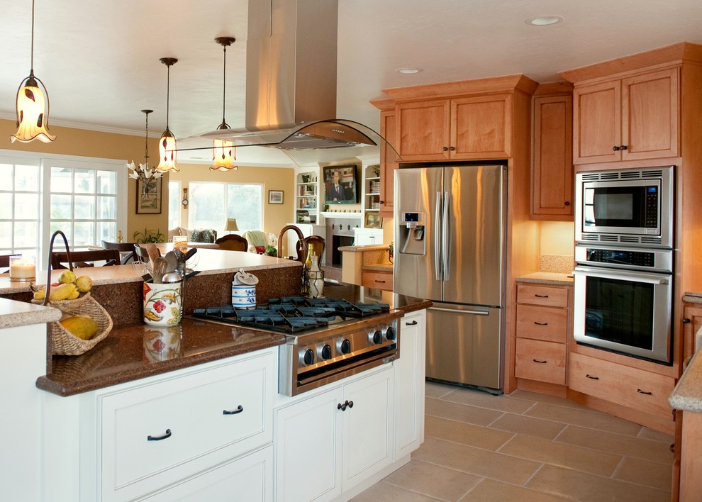 Exempel på ett stort klassiskt kök, med en undermonterad diskho, släta luckor, vita skåp, bänkskiva i kvarts, rostfria vitvaror, marmorgolv och en köksö