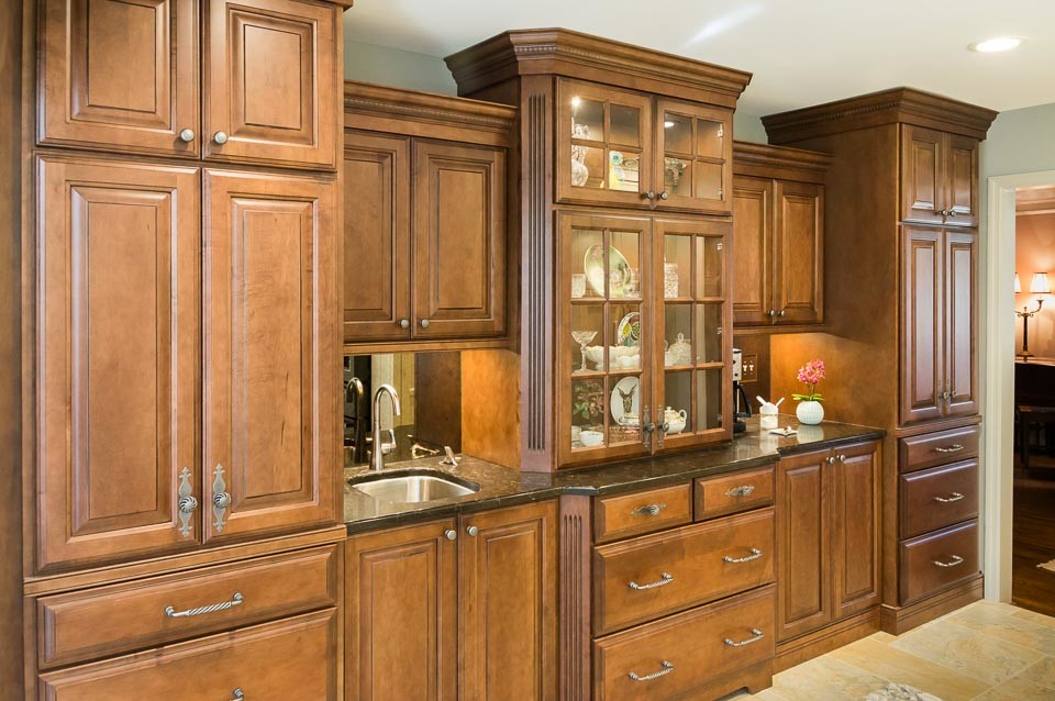 Exempel på ett mellanstort 60 tals beige beige kök, med en dubbel diskho, luckor med infälld panel, vita skåp, granitbänkskiva, flerfärgad stänkskydd, stänkskydd i glaskakel, svarta vitvaror, klinkergolv i keramik, en köksö och beiget golv