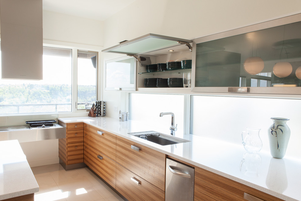 Стильный дизайн: кухня в стиле модернизм с техникой из нержавеющей стали и окном - последний тренд