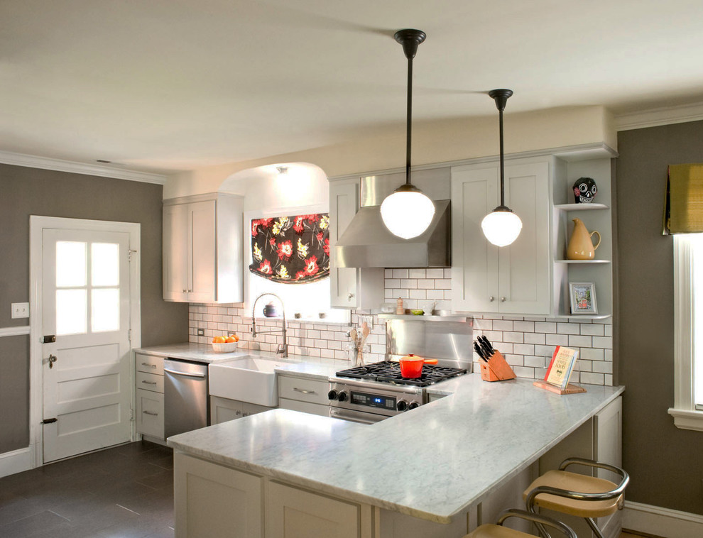 リッチモンドにあるトラディショナルスタイルのおしゃれなキッチン (エプロンフロントシンク、落し込みパネル扉のキャビネット、グレーのキャビネット、白いキッチンパネル、サブウェイタイルのキッチンパネル、白い調理設備) の写真