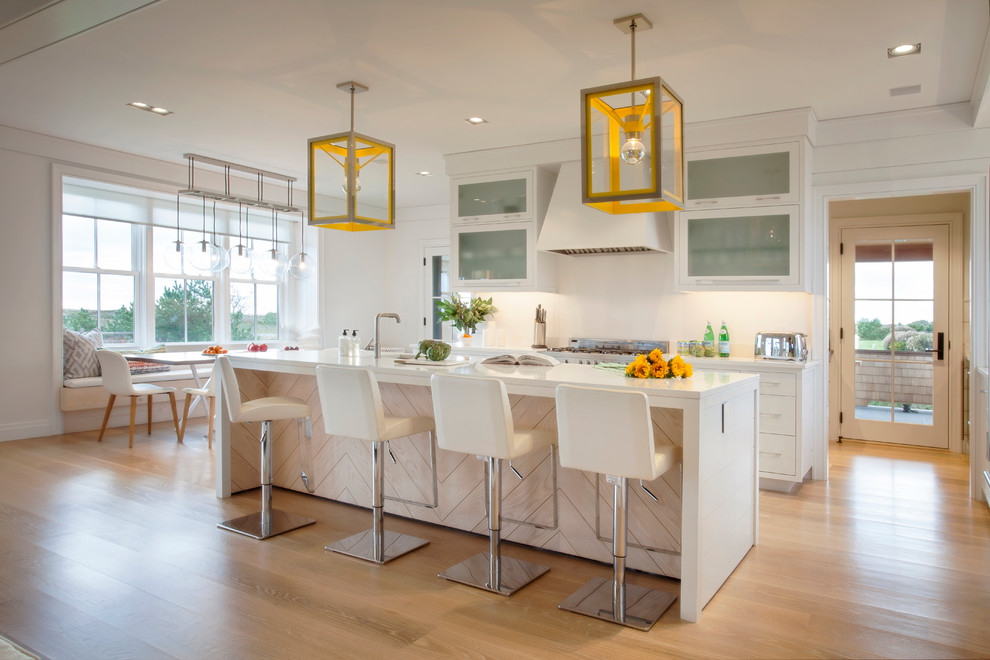 Zweizeilige Klassische Wohnküche mit Glasfronten, weißen Schränken, braunem Holzboden und Kücheninsel in Boston