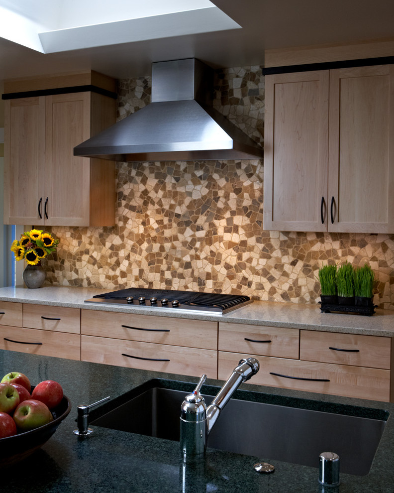 Inspiration för ett funkis kök, med skåp i ljust trä, brunt stänkskydd, stänkskydd i mosaik och en undermonterad diskho