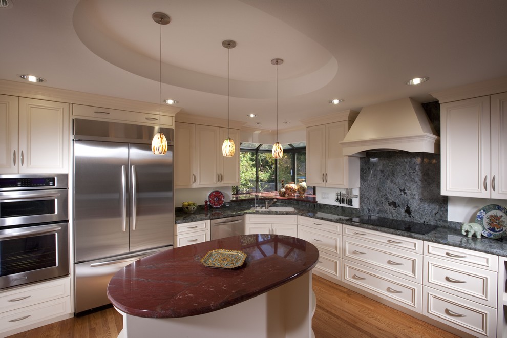 Klassische Küche in L-Form mit Küchengeräten aus Edelstahl, Küchenrückwand in Grau und Rückwand aus Stein in San Francisco