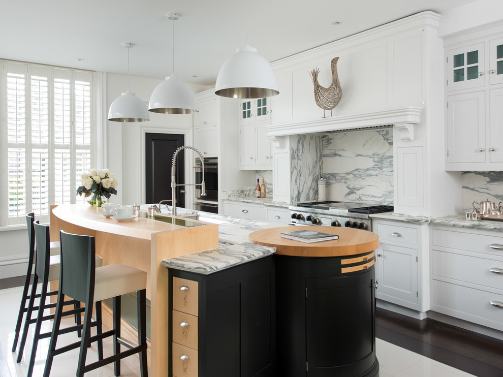 Klassische Küche mit weißen Schränken, Küchenrückwand in Weiß, Rückwand aus Stein und Kücheninsel in Sonstige
