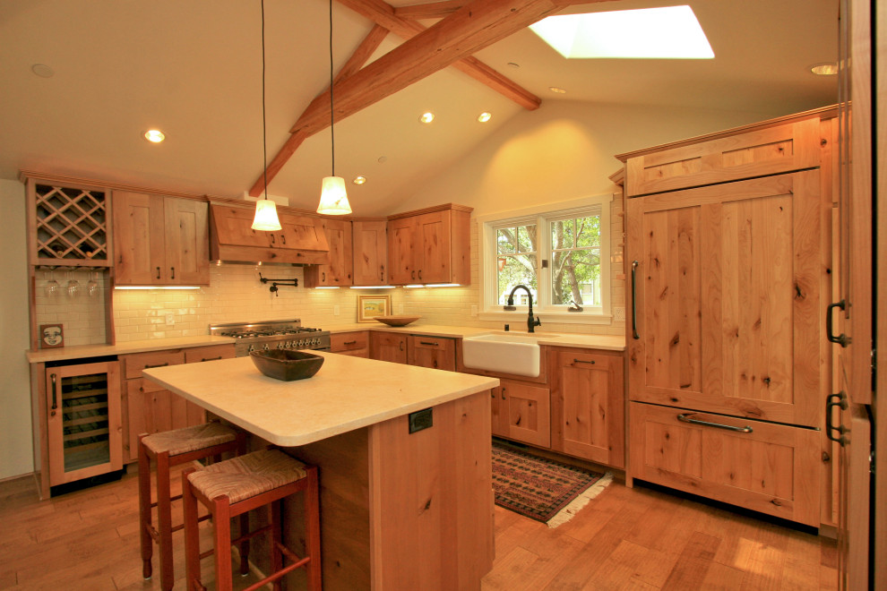 Exempel på ett mellanstort amerikanskt beige beige kök, med en rustik diskho, skåp i shakerstil, skåp i mellenmörkt trä, bänkskiva i koppar, beige stänkskydd, stänkskydd i keramik, integrerade vitvaror, mellanmörkt trägolv, en köksö och brunt golv