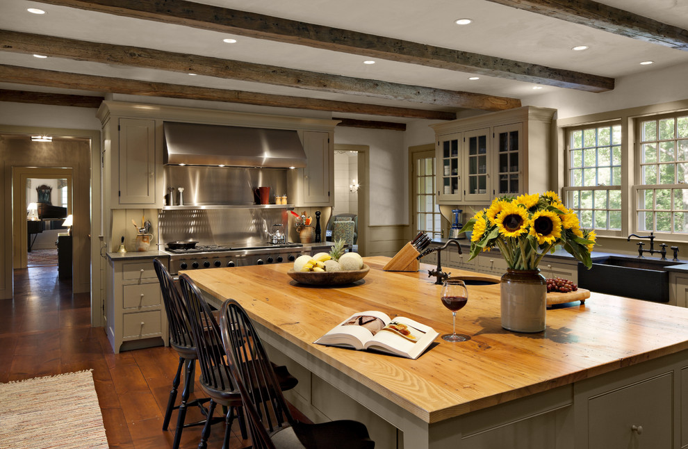 Bild på ett mycket stort lantligt kök, med en rustik diskho, skåp i shakerstil, grå skåp, träbänkskiva, grått stänkskydd, rostfria vitvaror, mellanmörkt trägolv och en köksö