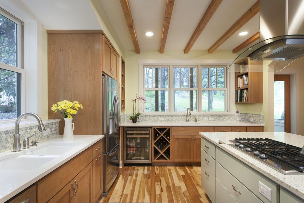 Idéer för ett modernt kök, med skåp i mellenmörkt trä, grått stänkskydd och rostfria vitvaror