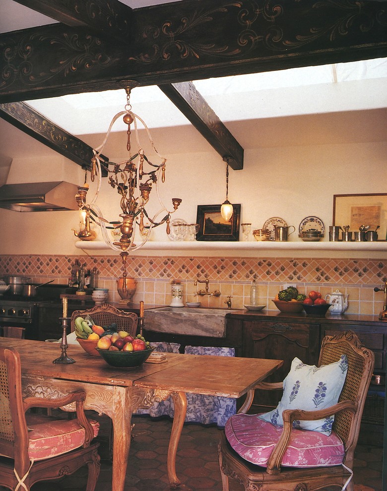 Bild på ett stort rustikt kök och matrum, med en rustik diskho, träbänkskiva, orange stänkskydd och rostfria vitvaror