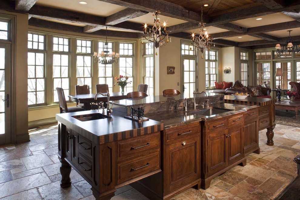 Стильный дизайн: кухня-гостиная в классическом стиле с фасадами с выступающей филенкой, темными деревянными фасадами и эркером - последний тренд