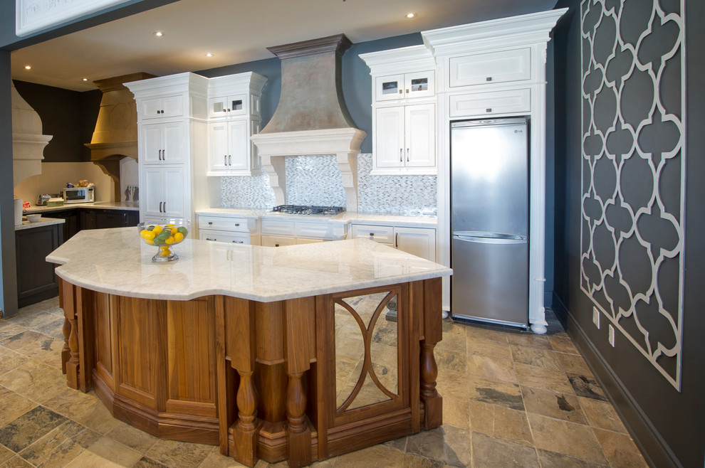 Esempio di una cucina chic di medie dimensioni con pavimento con piastrelle in ceramica e pavimento beige