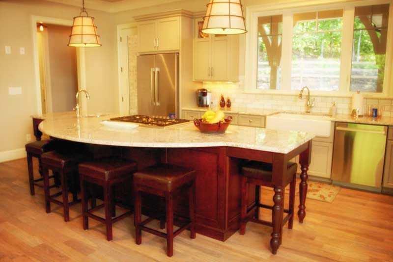 Idéer för stora vintage kök, med en rustik diskho, luckor med upphöjd panel, vita skåp, granitbänkskiva, beige stänkskydd, stänkskydd i keramik, rostfria vitvaror, mellanmörkt trägolv och en köksö